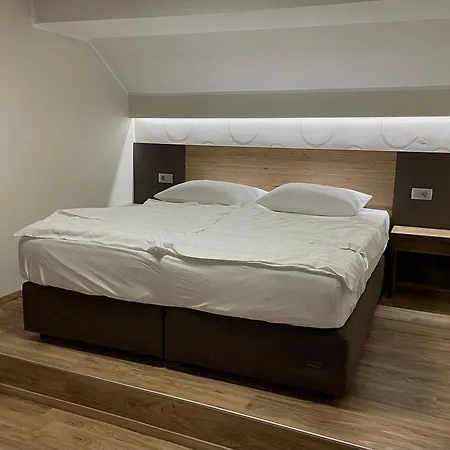 Ξενοδοχείο Roskar 3*