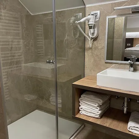 Отель Roskar 3*