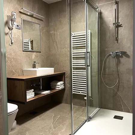 Roskar Hotel